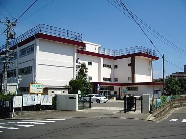 【周辺】新田小学校　徒歩8分　教育施設が近く、お子様の通学も安心です