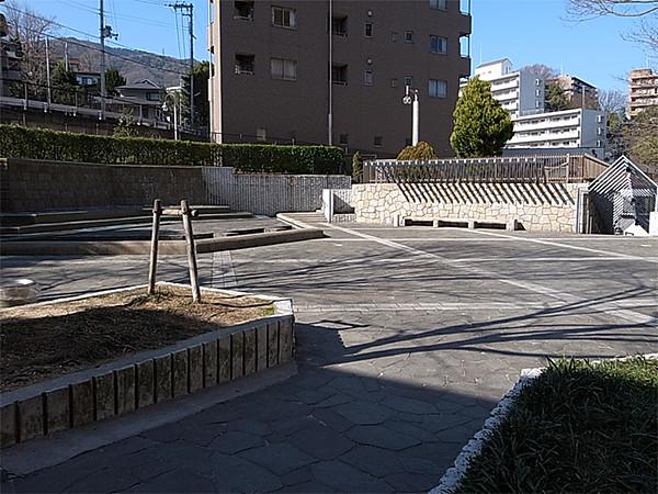 【周辺】湯本台広場には、水盤やベンチなどが設けれています。