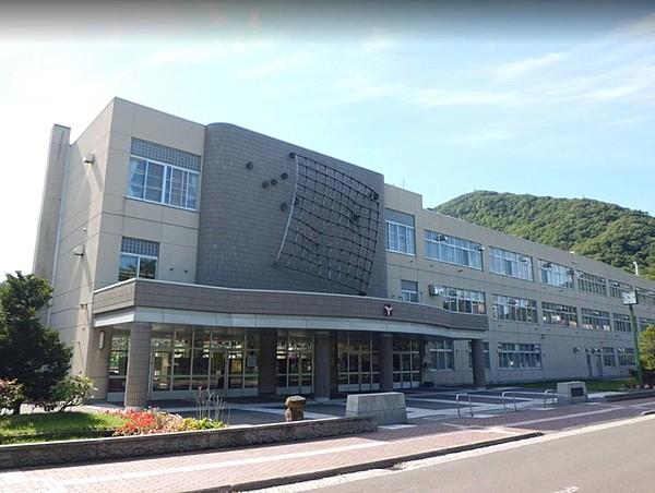 【周辺】札幌市立山鼻中学校（699m）