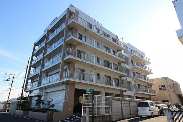 【外観】東京湾に面した平成18年9月築のマンション。周囲に大型店舗が多くお買い物便利です