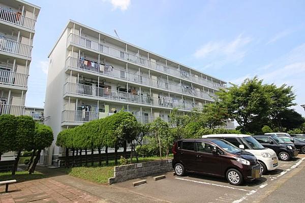 【外観】東京湾を望む高台に建つ、総戸数40戸のマンション