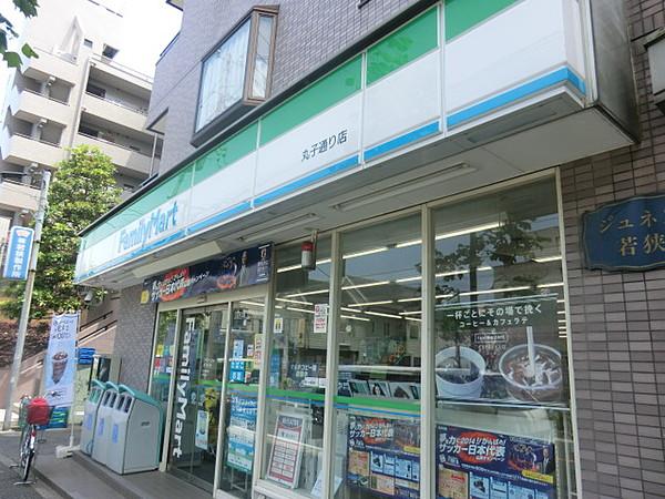 【周辺】コンビニエンスストアファミリーマート 武蔵新城駅西店まで124ｍ