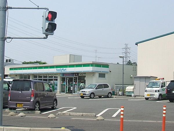 【周辺】コンビニエンスストアファミリーマート上尾平塚店まで869ｍ