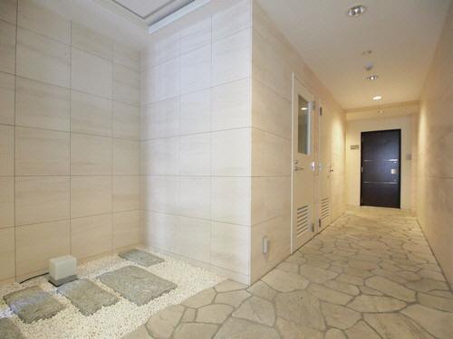 【外観】エレベーターホールまでの通路は石畳のジャパニーズモダンスタイル