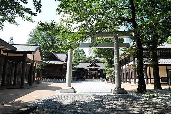 【周辺】西新宿というと高層ビルのイメージが強いかと思いますが、情緒あふれる熊野神社もあります。