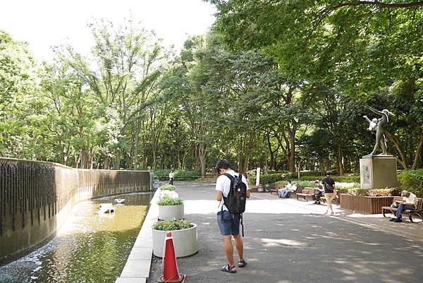 【周辺】新宿中央公園はベンチもたくさんありますので、読書にもおすすめできます。