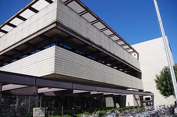 【周辺】八王子市中央図書館 729m