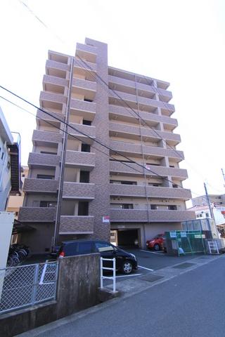 【外観】鉄筋コンクリート造9階建てマンション