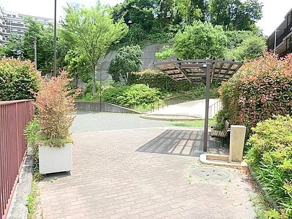 【周辺】瀬戸ヶ谷町第四公園まで100m、緑の多い公園です