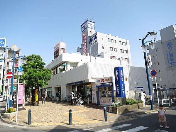 【周辺】みずほ銀行新松戸支店まで242m、駅前銀行、他に、三井住友銀行、千葉銀行、三菱ＵＦＪ銀行も徒歩圏です。