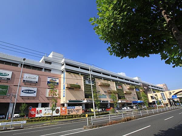 【周辺】トヨタが開発する首都圏初のオートモール複合施設。たっぷり一日楽しめるショッピングモール。