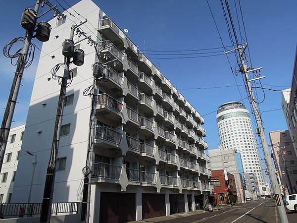 【外観】物件の西側には札幌プリンスホテルが見え、1階には飲食店が2店舗あります。地下鉄東西線「西11丁目」駅へ約571m（徒歩約8分）の利便性の良い立地です。