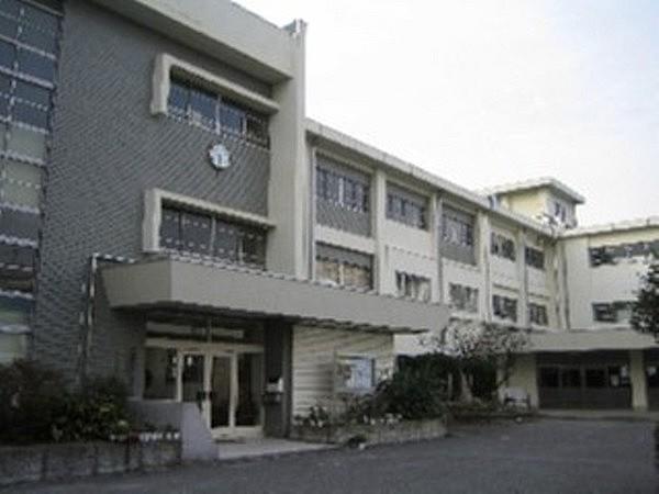 【周辺】鎌倉市立第一小学校まで590m