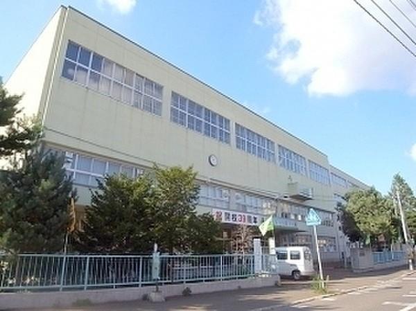 【周辺】札幌市立平和通小学校まで879m