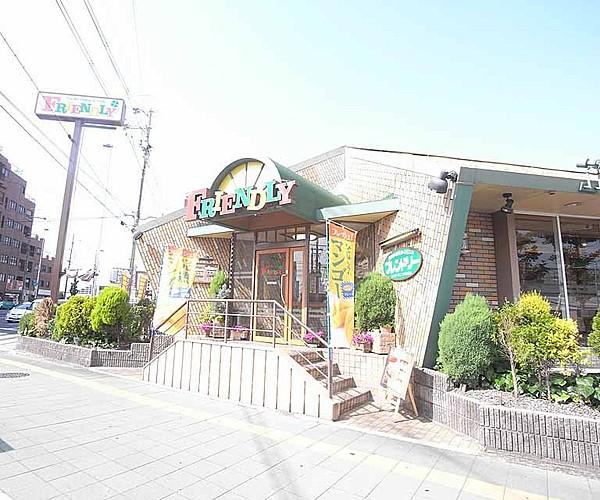 【周辺】フレンドリー　伏見竹田店まで1500m 深草竹田のファミリーレストランです。駐車場も広いですよ。