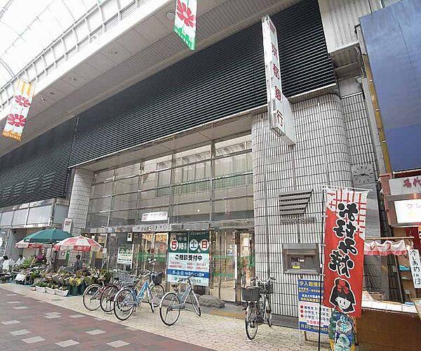 【周辺】京都銀行 伏見支店まで67m 大手筋商店街内の京都銀行です。最寄は伏見桃山駅です