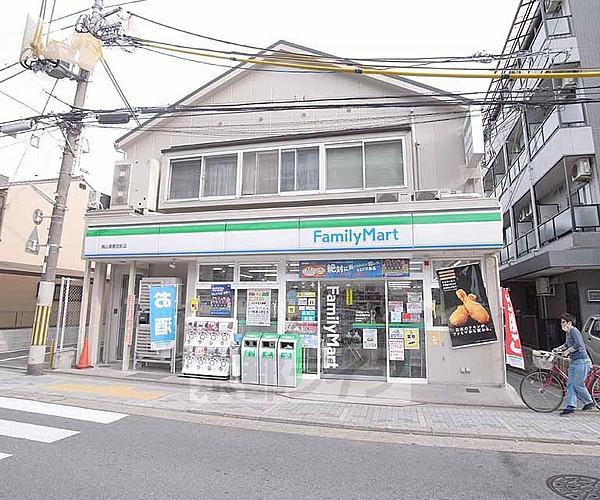 【周辺】ファミリーマートひぐち桃山店まで658m ＪＲ桃山駅最寄のコンビニです。