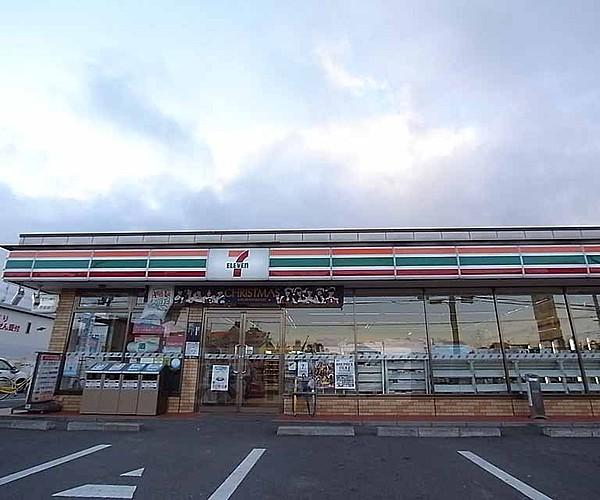 【周辺】セブンイレブン京都上桂山田口店まで600m 山田口の交差点にあり、車でも徒歩でも入りやすい