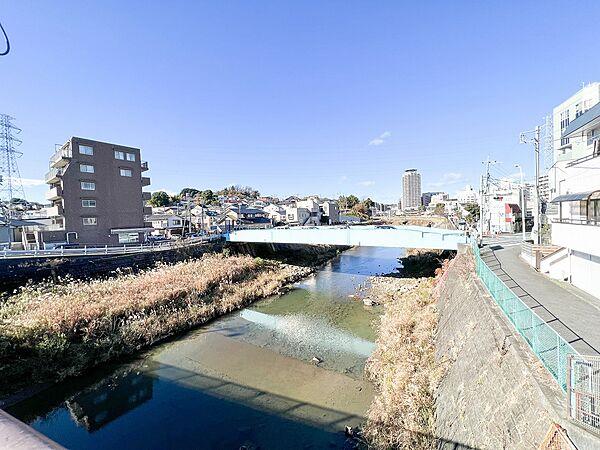 【外観】マンションの横では流れの穏やかな「大栗川」を眺めることができます。