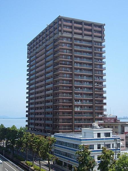【外観】22階建てのタワーマンション。1階から4階は駐車場スペース。5階からは居住用へ部屋が配置されています。