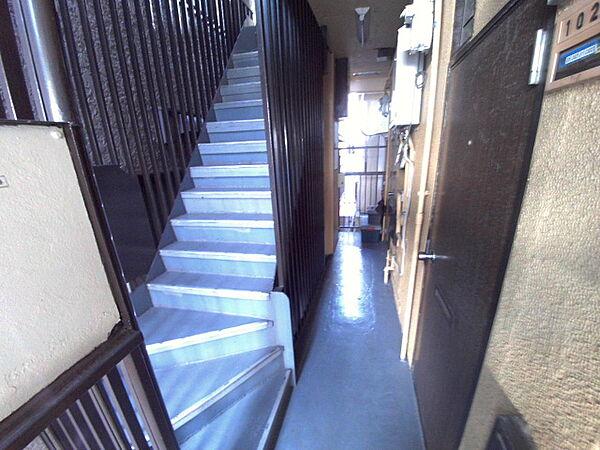 【エントランス】共用廊下と階段