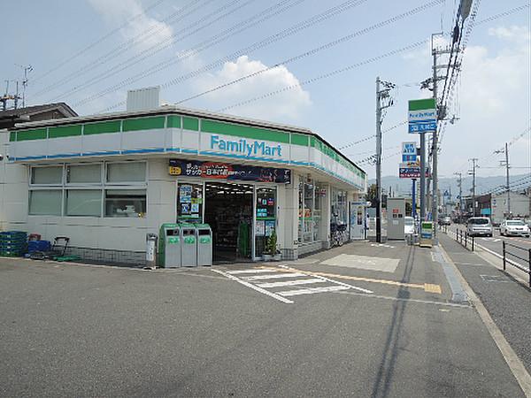 【周辺】ファミリーマート 八尾堤町店（389m）