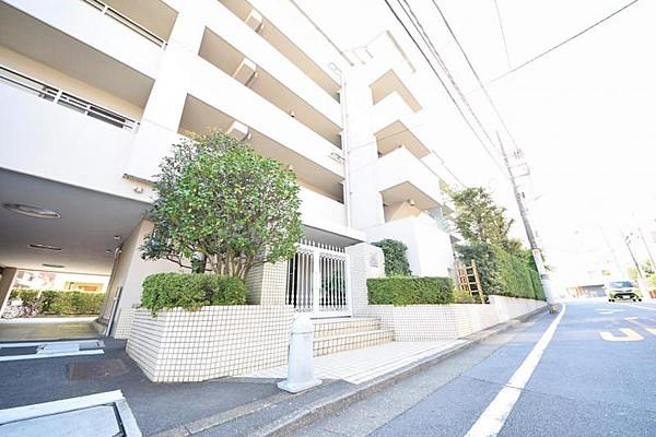 【外観】東京メトロ有楽町線氷川台駅から徒歩約3分の好立地に建つ、7階建て総戸数53戸のマンションです。