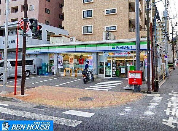 【周辺】ファミリーマートアスロード横浜生麦店 徒歩9分。時間がない時にさっと寄れて便利なコンビニ。 710m