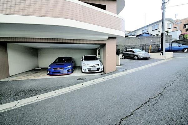 【駐車場】外観:駐車場は平置きで一部屋根付きもございます！