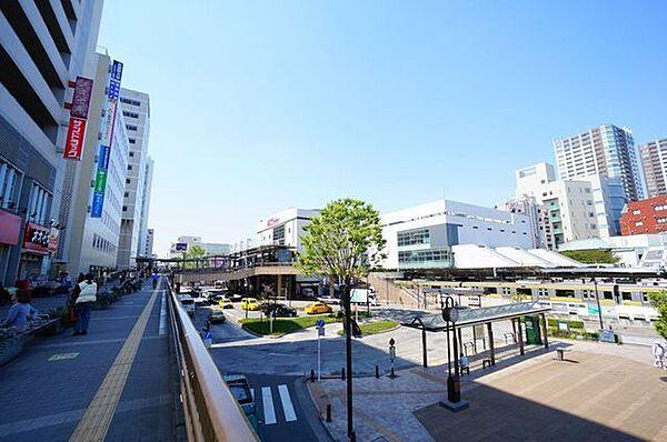 【周辺】三鷹駅(JR 中央本線) 徒歩3分。中央線快速電車が特別快速や特急と接続する主要駅。総武線各駅停車と東京メトロ東西線の始発駅でもある。買物施設が多く、また多方面へのバス便があり、夜遅くまで人通りが絶…