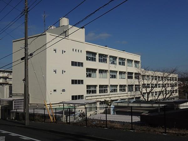 【周辺】横浜市立飯島小学校 709m