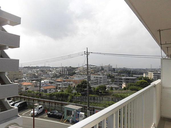 【周辺】バルコニーからの眺望。当マンションの西側には道路を挟んで東海道新幹線の線路があります。２０１９年撮影。