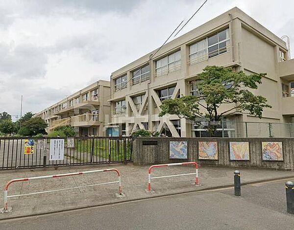 【周辺】松戸市立常盤平第二小学校 徒歩8分。 640m