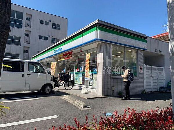 【周辺】ファミリーマート足立綾瀬三丁目店 徒歩4分。 250m