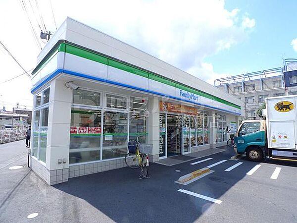 【周辺】ファミリーマート小菅四丁目店 徒歩2分。 160m