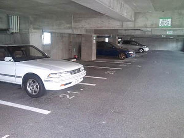 【駐車場】半地下駐車場