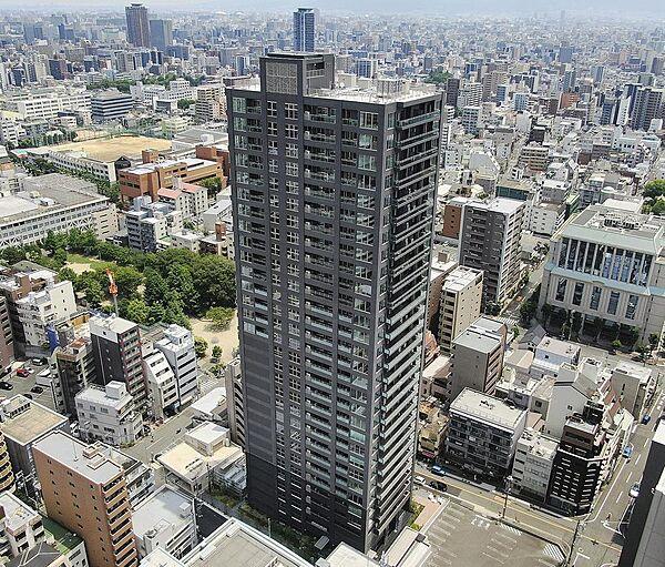 【外観】30階建ての免振タワーマンション