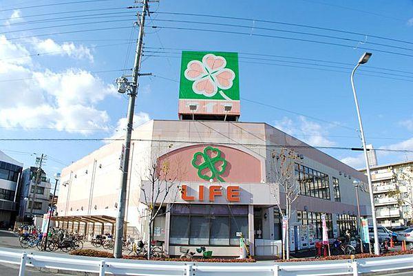 【周辺】スーパー「ライフ崇禅寺店  」1階食料品売り場は24時まで営業