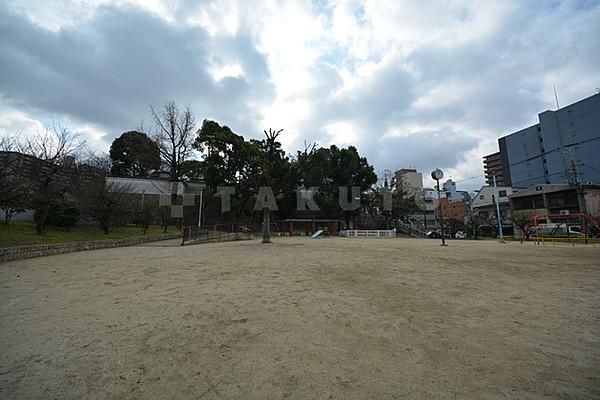 【周辺】公園「高津公園」住宅街にある公園。隣のお寺の緑が癒しをくれます