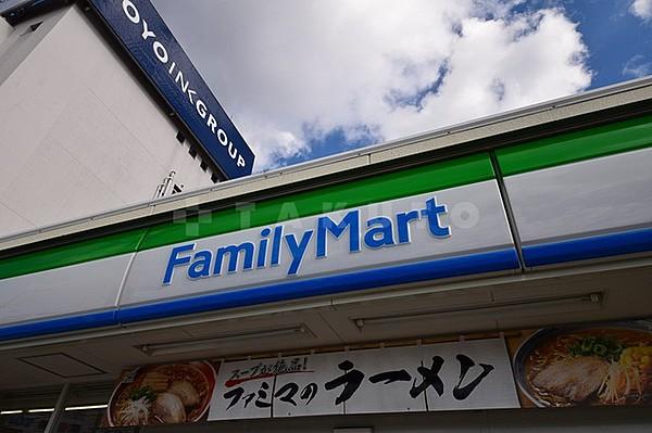 【周辺】コンビニ「ファミリーマートK2梅田東店」
