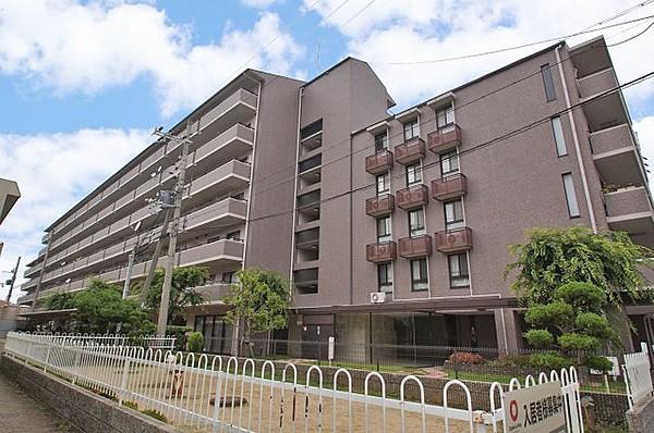 【外観】南海松ノ浜駅から徒歩8分。学校やスーパーにも近く生活至便。オートロックのマンションです。