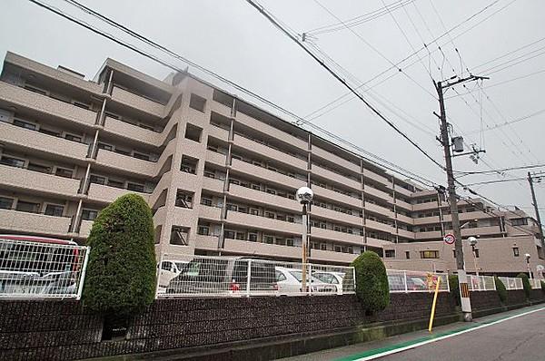 【外観】北助松駅徒歩6分・スーパや小学校にも近く、周辺環境にも恵まれた生活しやすいマンション・3階の3LDK
