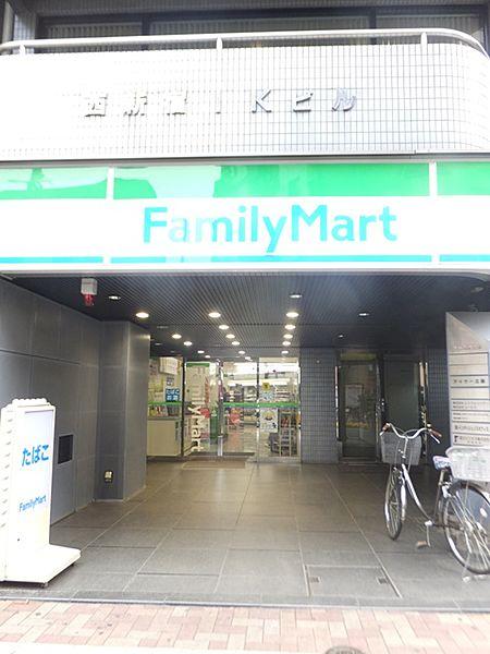 【周辺】【コンビニエンスストア】ファミリーマート サンズ西新宿店まで435ｍ