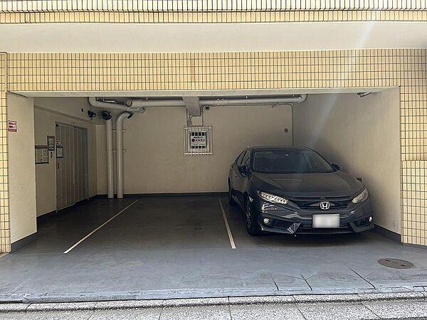 【駐車場】駐車場とゴミ置場入口。駐車場は２５，０００円（月額）です。　※２０２３．５月時点空あり