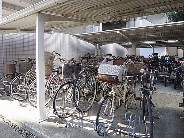 【外観】自転車置場は427台分を敷地内に確保したほか、バイク置場も21台分をご用意。