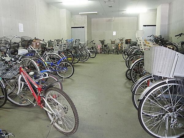【外観】自転車置場は337台分を敷地内に確保したほか、バイク置場も19台分をご用意。