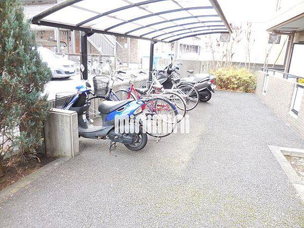 【駐車場】居住者専用の駐輪場には自転車やバイクが置けます。