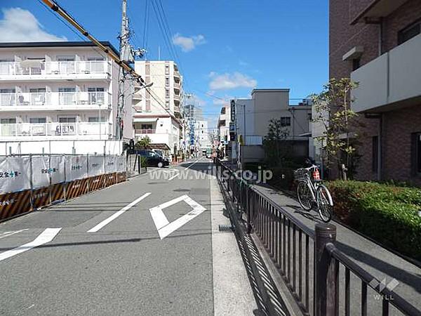 【周辺】周辺は歩道も整備されており、安心です。道路を挟んで向かい側には阪急オアシスもあり、日常のお買い物が非常に便利です。