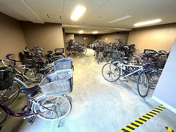 【駐車場】屋内に駐輪場がありますので、自転車が劣化しにくいですね♪