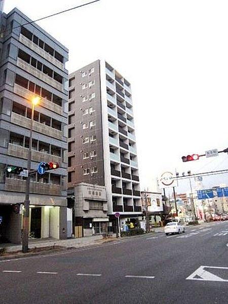 【外観】JR、京急線が徒歩圏内の好立地なマンション。